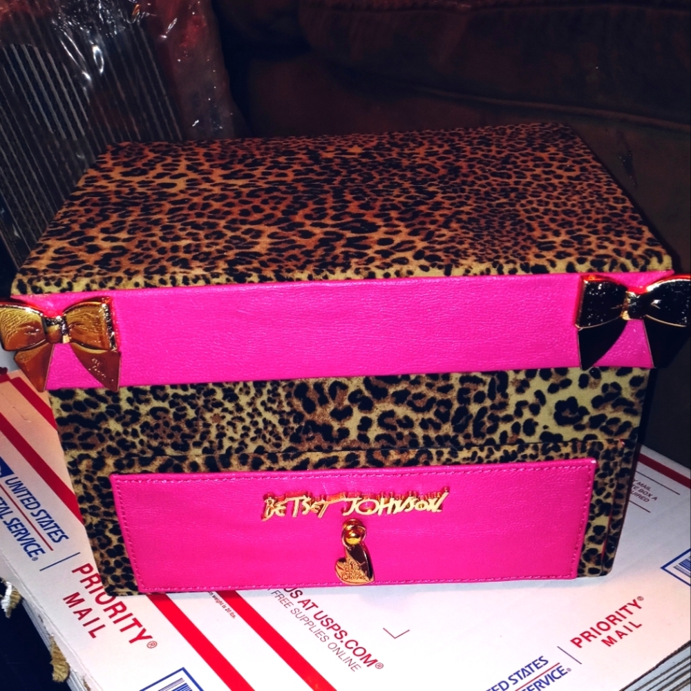 BetseyVille  Box - Picture 2 of 12
